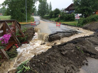 Bilde av store nedbørskader på vei i et boligfelt